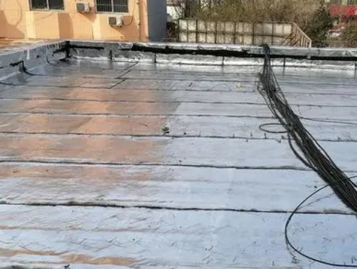 斗门卫生间漏水维修公司分享下斗门屋面楼顶防水刚性防水层施工要点。